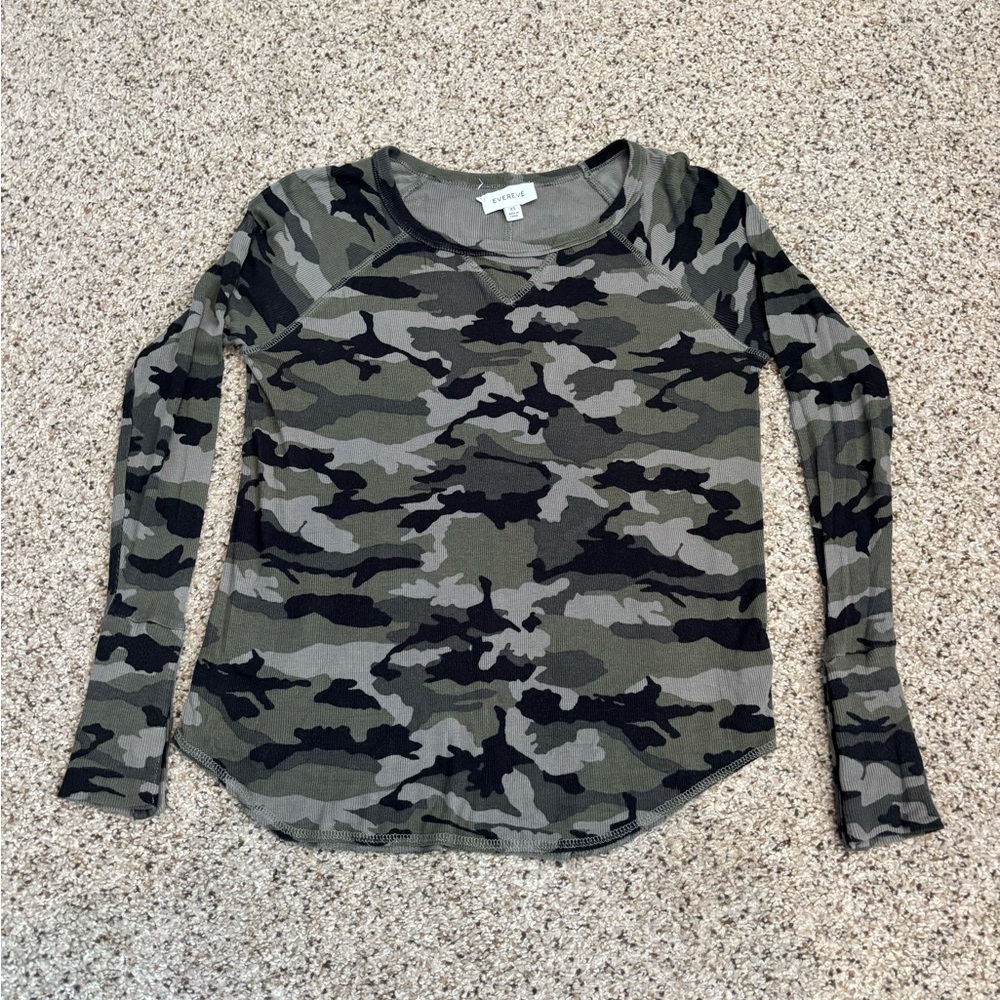 Evereve Camouflage Long Sleeve Top